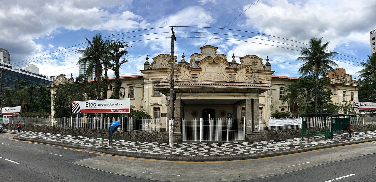 Casarão eclético da Etec Dona Escolástica Rosa visto de ponta a ponta, na avenida Bartolomeu de Gusmão, em Santos