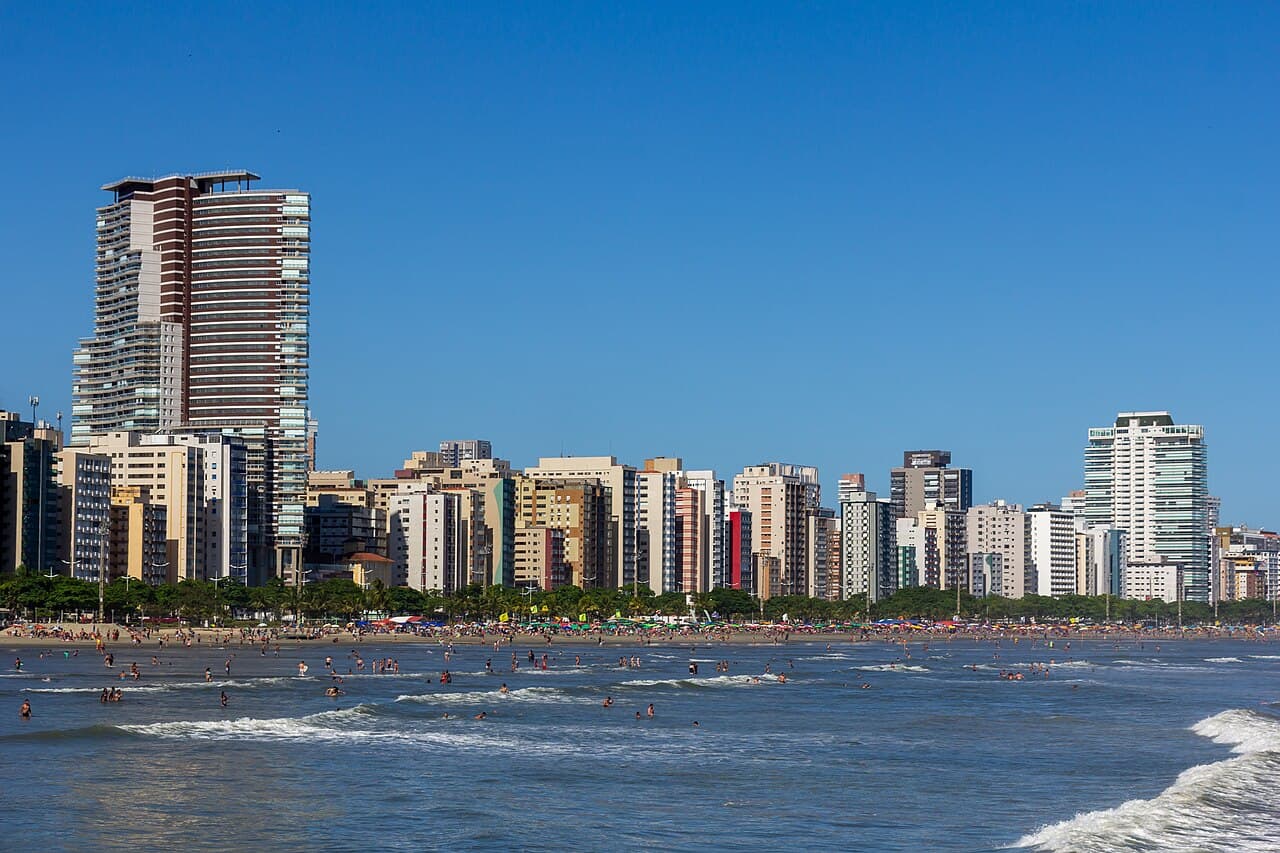 Vista da orla de Santos a partir do Parque Roberto Mário Santini, no emissário, com a curva da praia e a linha de prédios